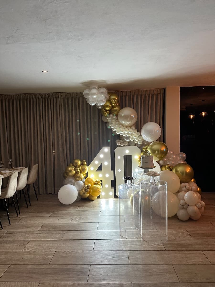 Números Led y Globos — Lluvia de Ideas Party