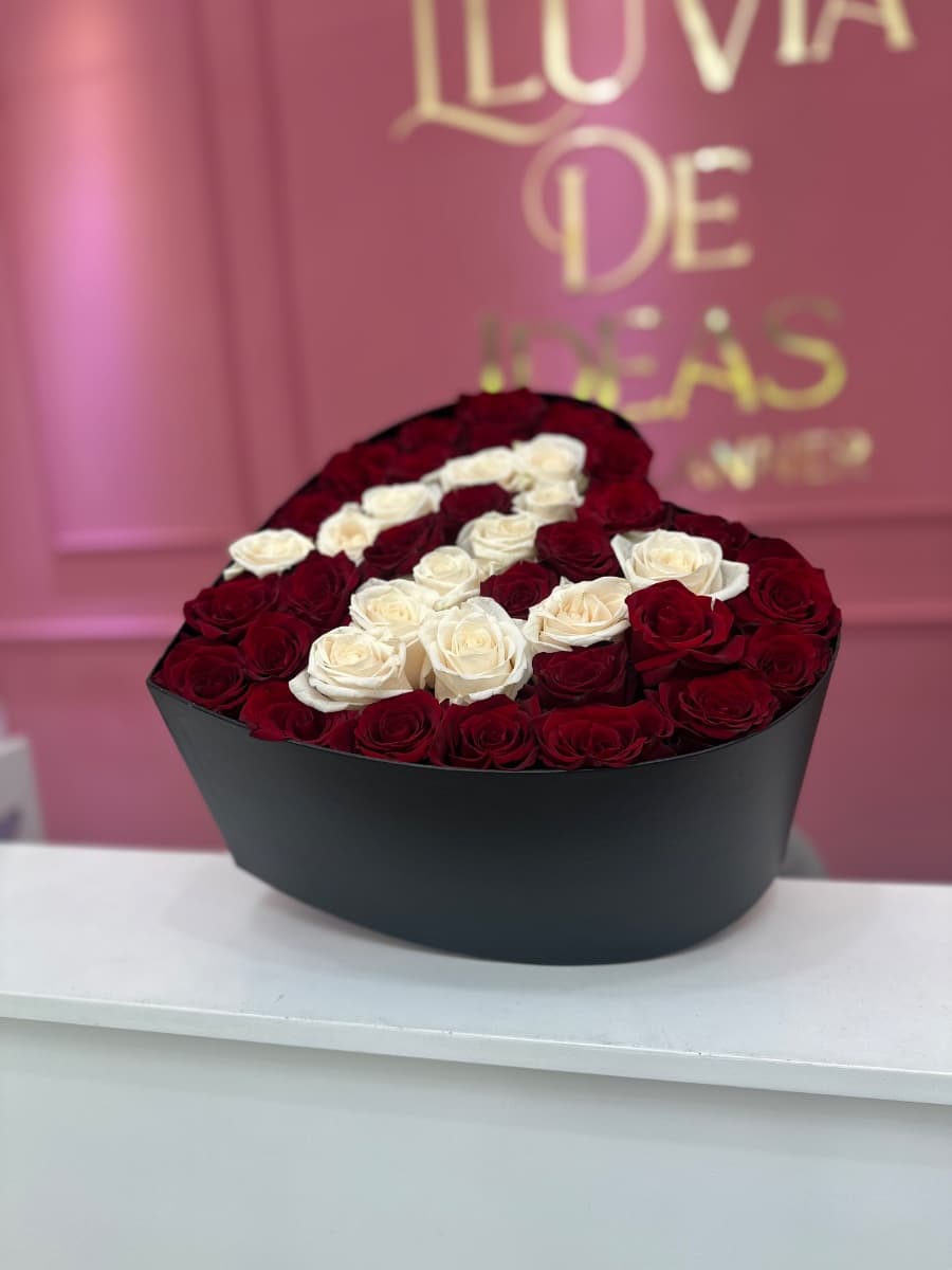 Caja 50 Rosas con Inicial — Lluvia de Ideas Party