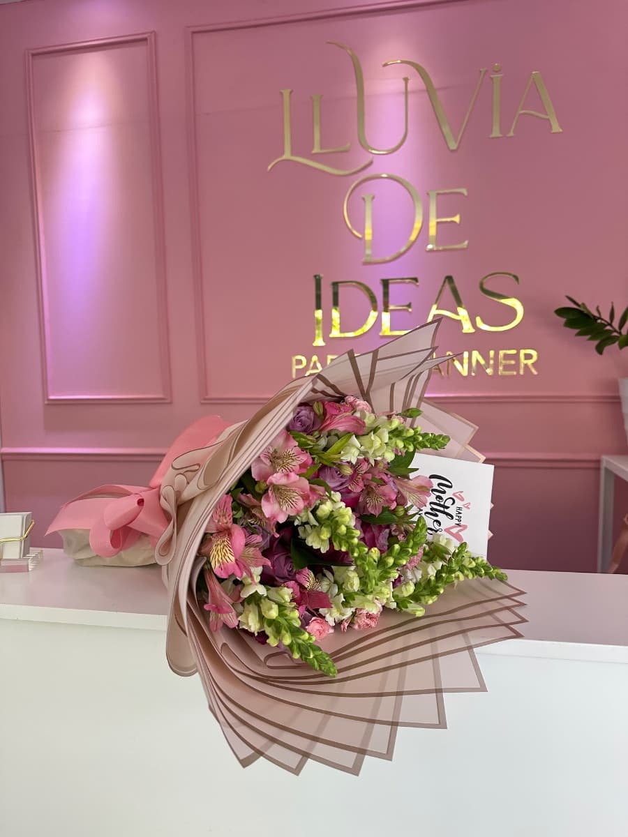 Ramo 12 Rosas y Flores Variadas — Lluvia de Ideas Party